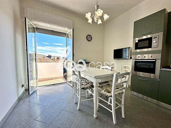 Appartamento trilocale in affitto in Loano