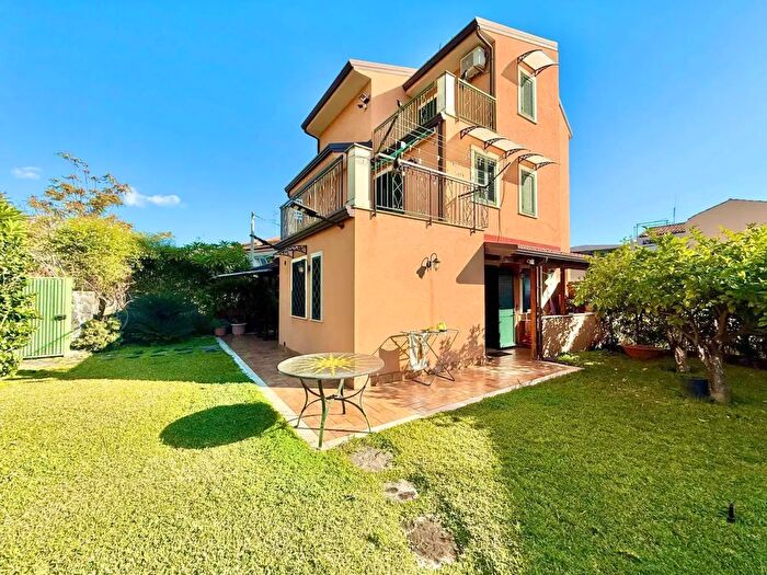 Casa con 10 locali in vendita in Via XXI Aprile Aci Castello, Aci Castello