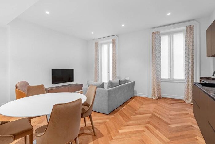 Appartamento trilocale in affitto in Via Castelfidardo, Moscova, Milano