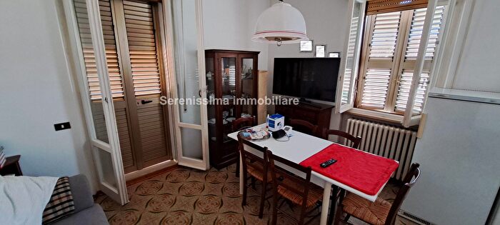 Casa con 16 locali in vendita in Pesaro