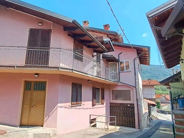 Casa con 6 locali in affitto in Via Notaio Landorno, Palazzo Canavese