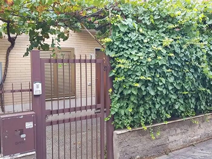 Appartamento trilocale in vendita in Via Cossignano, Roma