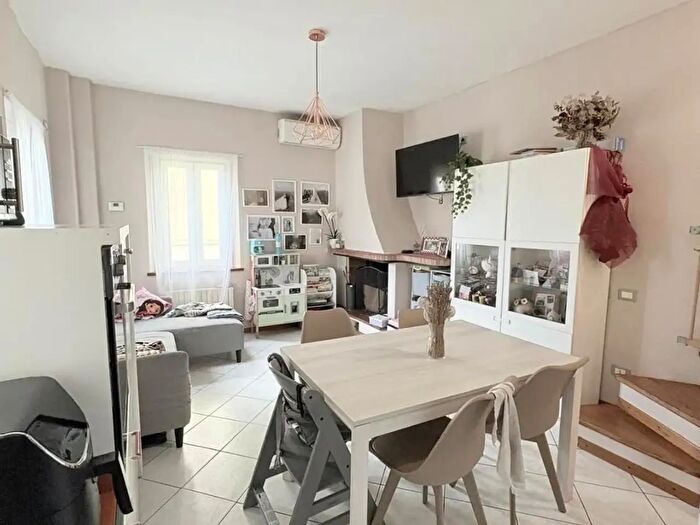 Casa quadrilocale in vendita in Ei Pellegrini, Lucca