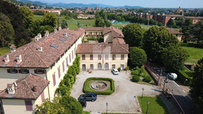 Casa con 12 locali in vendita in Via Don Luigi Orione, Bergamo