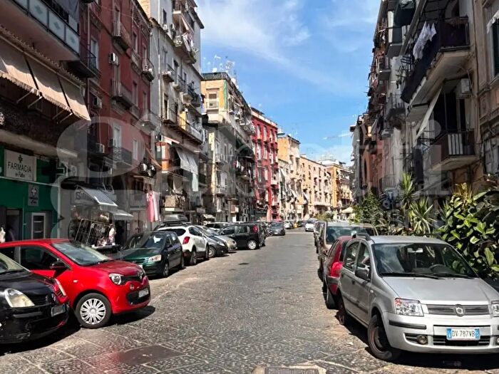 Appartamento trilocale in vendita in Via Sant' Antonio Abate, Napoli