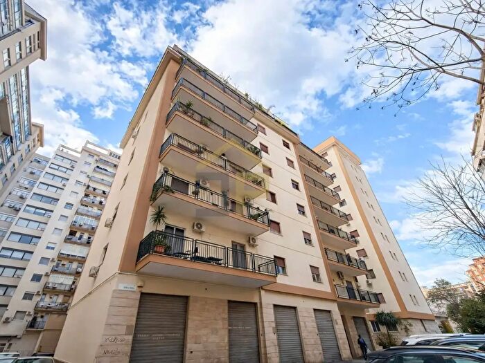 Appartamento con 6 locali in vendita in Via Arturo Maira, Palermo