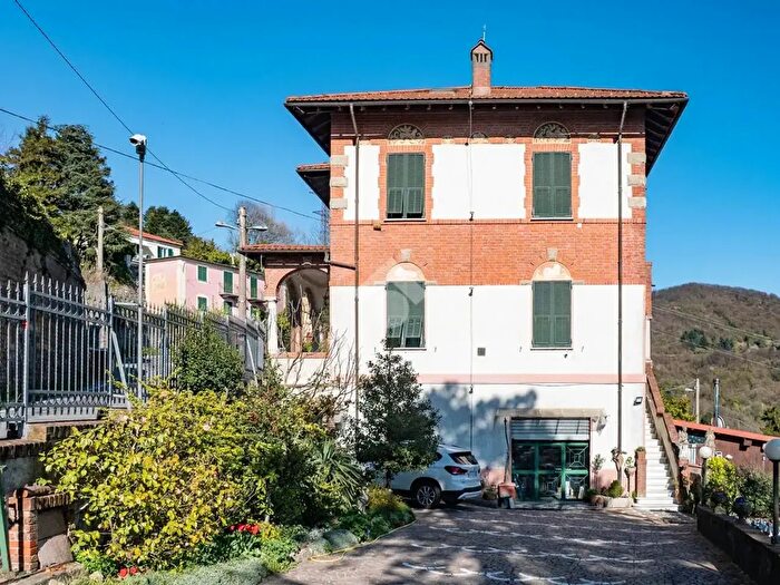 Casa con 10 locali in vendita in Via alla Vittoria, Mignanego