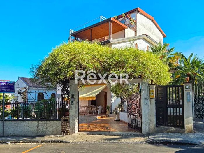 Casa con 6 locali in vendita in Via Zara, Centro, GiardiniNaxos