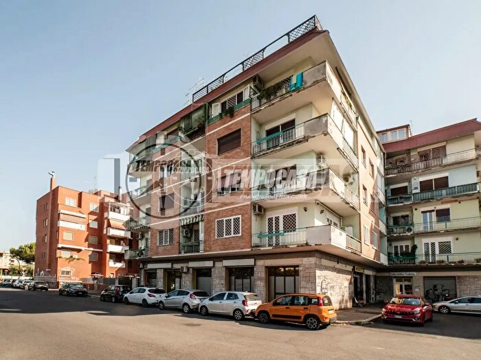 Appartamento trilocale in vendita in Largo Falvaterra, Roma