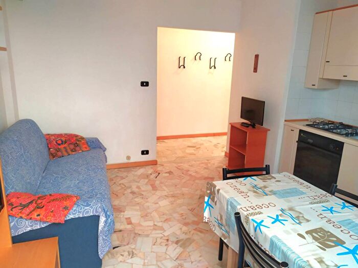 Appartamento trilocale in affitto in Via Toscana, Spotorno