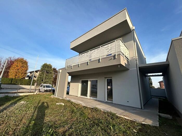 Casa con 5 locali in vendita in Via Monviso, Lomazzo