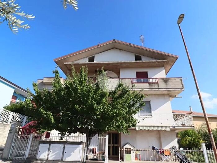 Casa con 8 locali in vendita in Via del Campetto, Giulianova