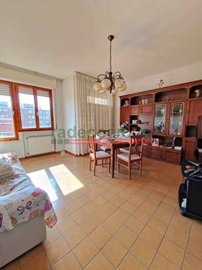 Appartamento con 5 locali in vendita in Via Lambruschini, Livorno