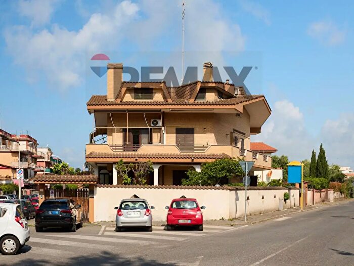 Casa con 6 locali in vendita in Via Formia, Ladispoli