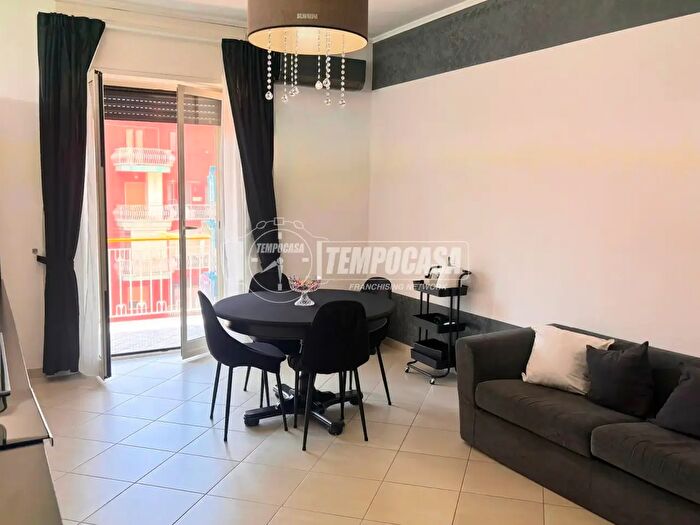 Appartamento trilocale in vendita in Via Trovatore, Napoli