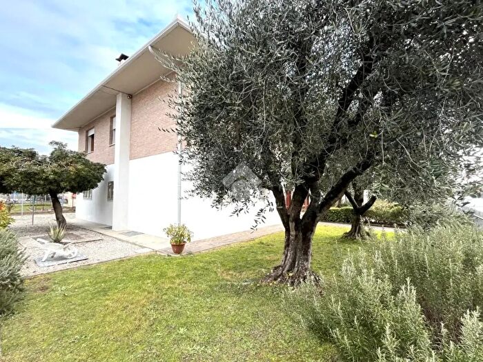 Casa con 5 locali in vendita in Via Rovigo, Bassano Del Grappa