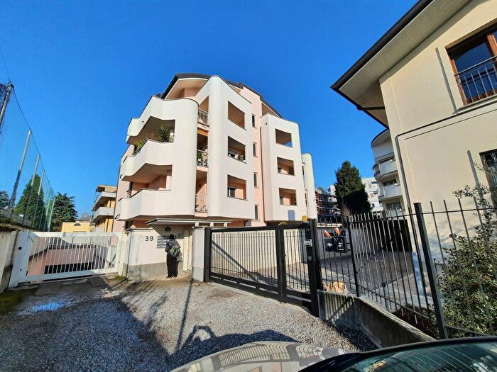Appartamento trilocale in affitto in Via Resegone, Legnarello, Legnano