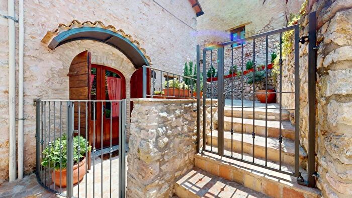 Casa quadrilocale in vendita in Frazione Poreta, Spoleto