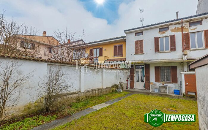 Casa con 8 locali in vendita in Via G Garibaldi, Cava Manara