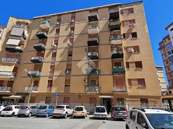 Appartamento trilocale in vendita in Largo Vincenzo Vitali, Palermo