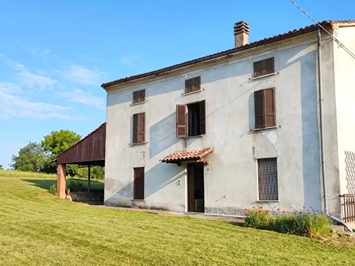 Casa con 6 locali in vendita in Viale dei Mille d, Ziano Piacentino