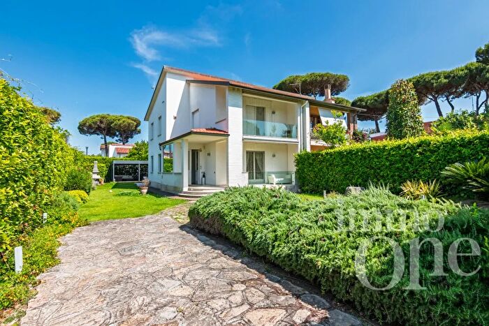 Casa con 9 locali in vendita in Via delle Agavi g, Pisa