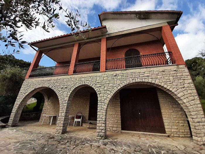 Casa con 8 locali in vendita in Via Giacomo Matteotti, Avigliano Umbro