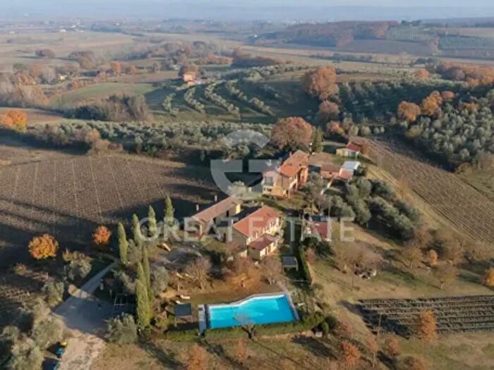 Casa con 6 locali in vendita in Via di Cervognano, Montepulciano