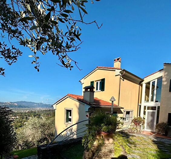 Casa con 12 locali in vendita in Sarzana