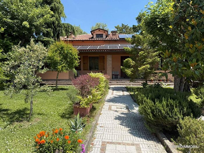 Casa con 15 locali in vendita in Via XXIV Maggio, Traversetolo