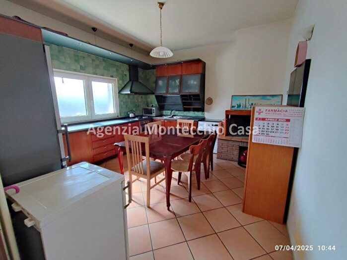 Casa con 15 locali in vendita in Via C Battisti, Montecalvo In Foglia
