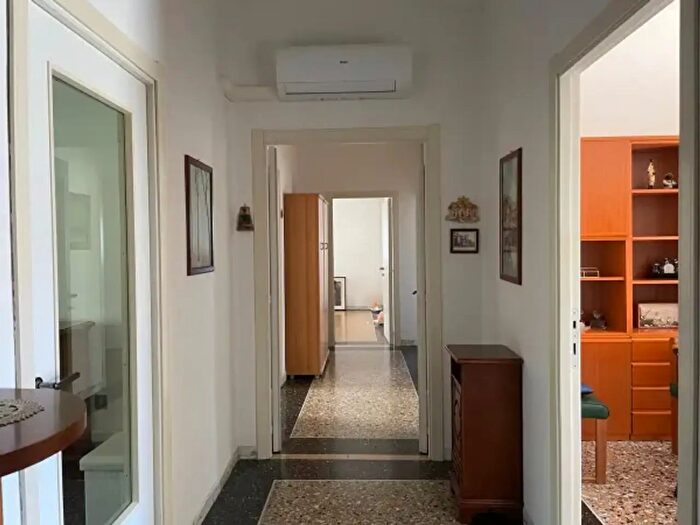 Appartamento con 5 locali in vendita in Via Pesaro, Ancona