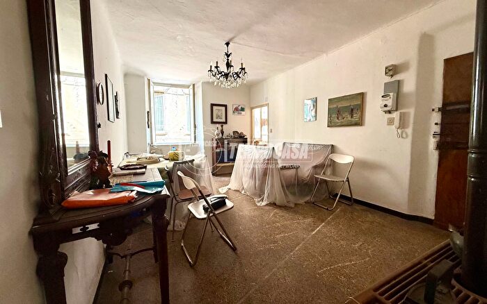 Appartamento trilocale in vendita in Via Paglia, Genova