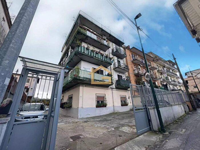 Appartamento trilocale in affitto in Via Mianella, Ponti Rossi, Napoli