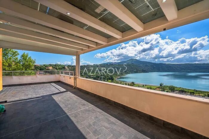 Appartamento trilocale in vendita in Castel Gandolfo