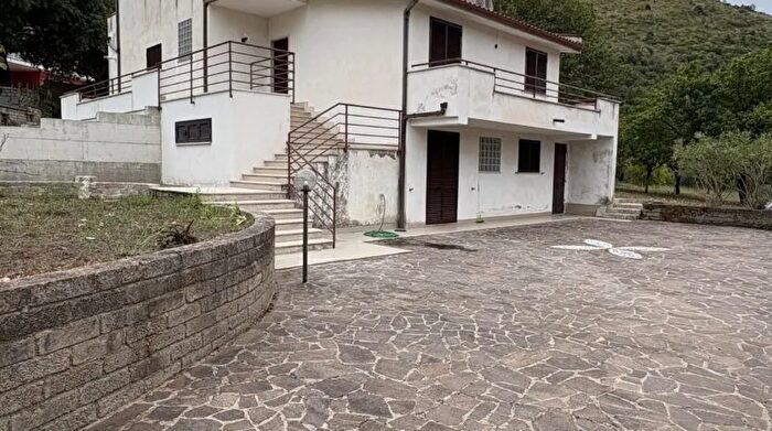 Casa con 8 locali in vendita in Contrada Lazzano Itri SemiCentro, Itri