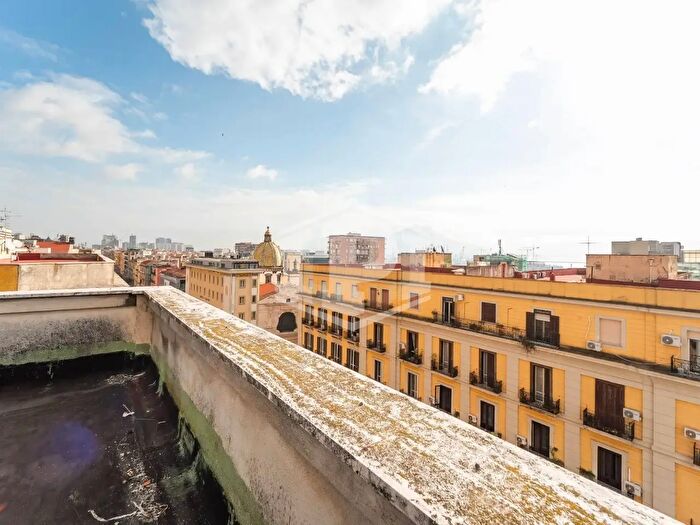 Appartamento con 5 locali in vendita in Corso Umberto I, Napoli