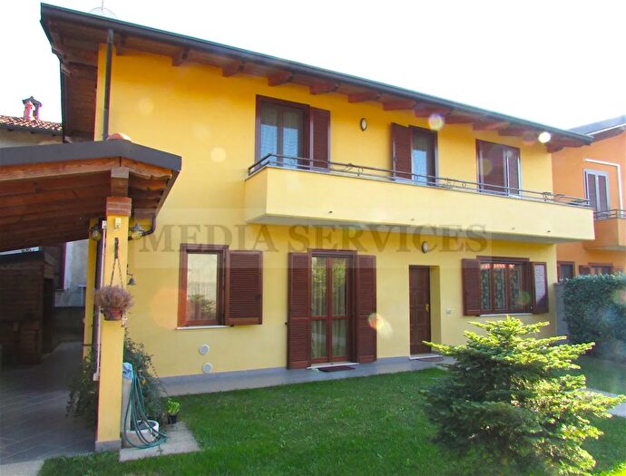 Casa quadrilocale in vendita in Via Cairoli N°, Dorno