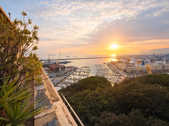 Appartamento con 6 locali in affitto in Via Miramare, Genova