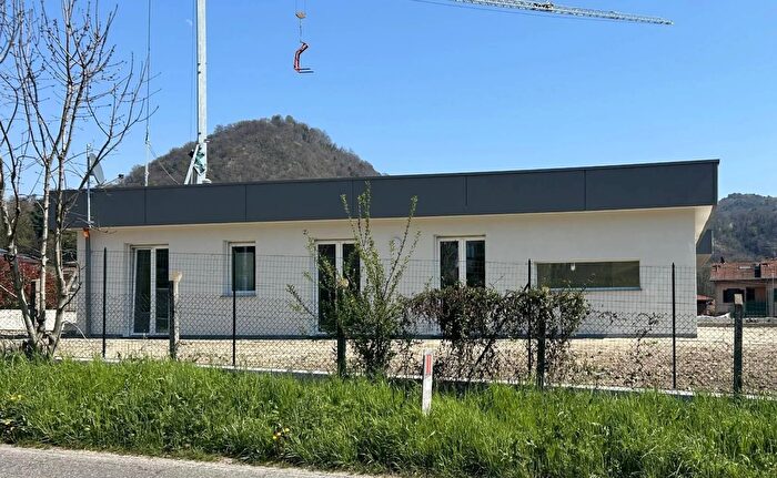 Casa quadrilocale in vendita in Uggiate con Ronago