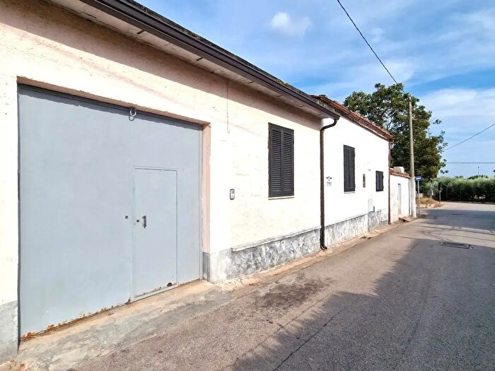 Casa quadrilocale in vendita in Via San Martino a Valle, Falciano Del Massico