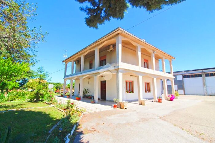 Casa con 9 locali in vendita in Contrada Lauretta, Campomarino