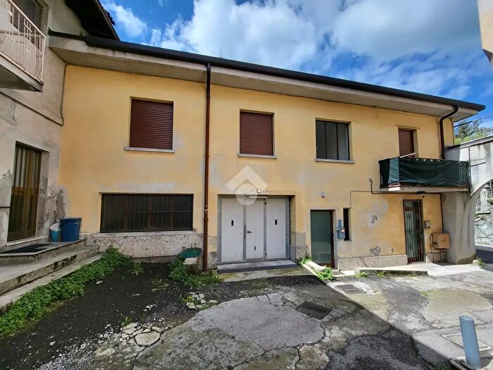 Casa con 6 locali in vendita in Via S Siro, Besana In Brianza