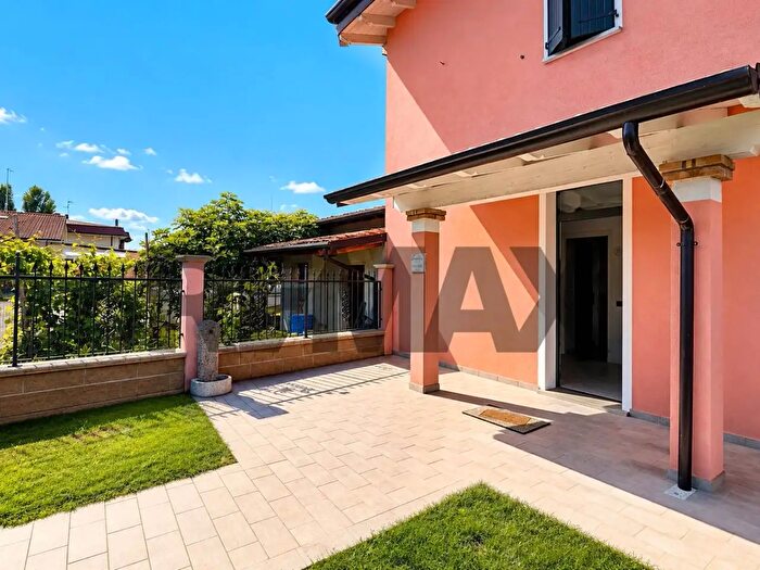 Casa trilocale in vendita in Via Figlie della Carità di San Vincenzo De Paoli, Piadena Drizzona