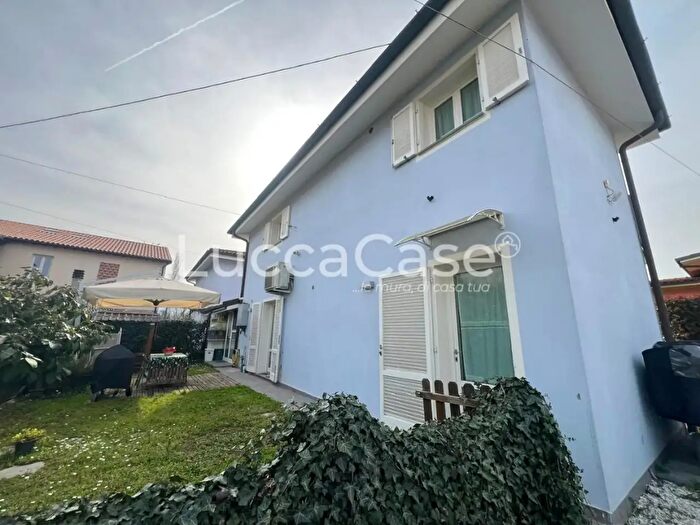 Casa trilocale in vendita in Lucca