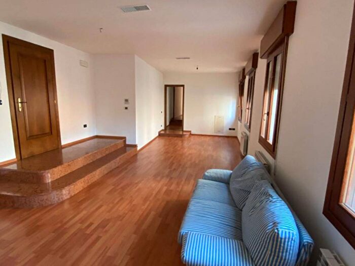 Appartamento con 6 locali in affitto in Corso Vittorio Emanuele II, Centro, Adria