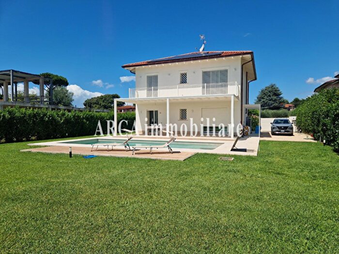 Casa con 6 locali in vendita in Pietrasanta