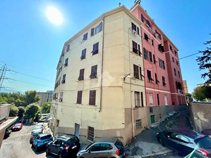 Appartamento trilocale in vendita in Via Melegari, Genova