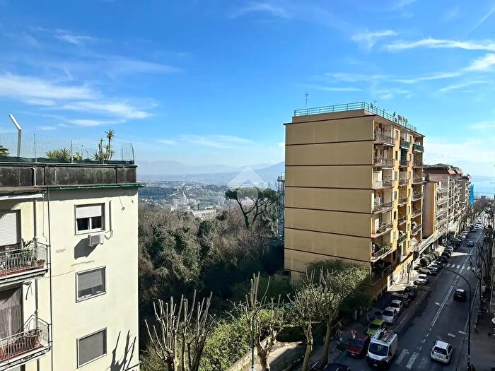 Appartamento trilocale in vendita in Via Bernardo Cavallino, Napoli