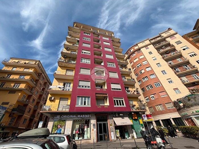 Appartamento trilocale in affitto in Piazza Degli Artisti, Vomero, Napoli